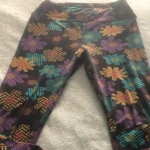 LuLaRoe legging One Size with colorful flowers.